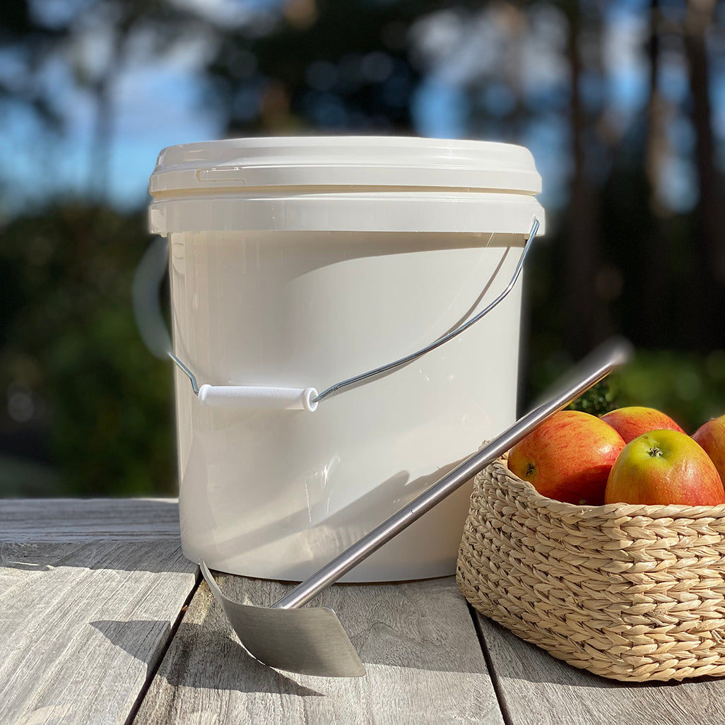 Traditional Fruit and Apple Press (6 Litre) with Straining Bag and Pulping Bucket