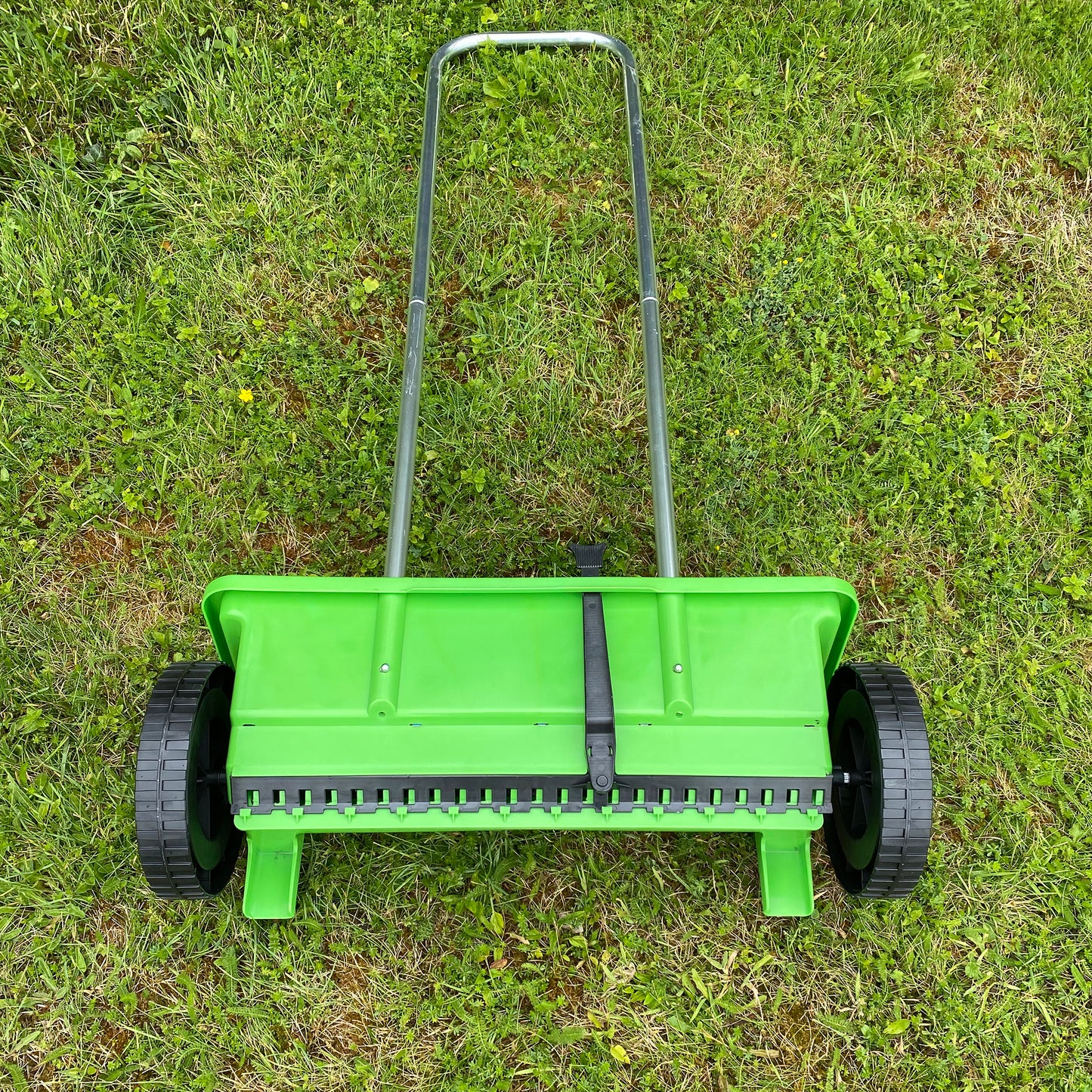 Lawn Garden Drop Spreader for Seed, Feed and Fertiliser (12 Litre Capacity)