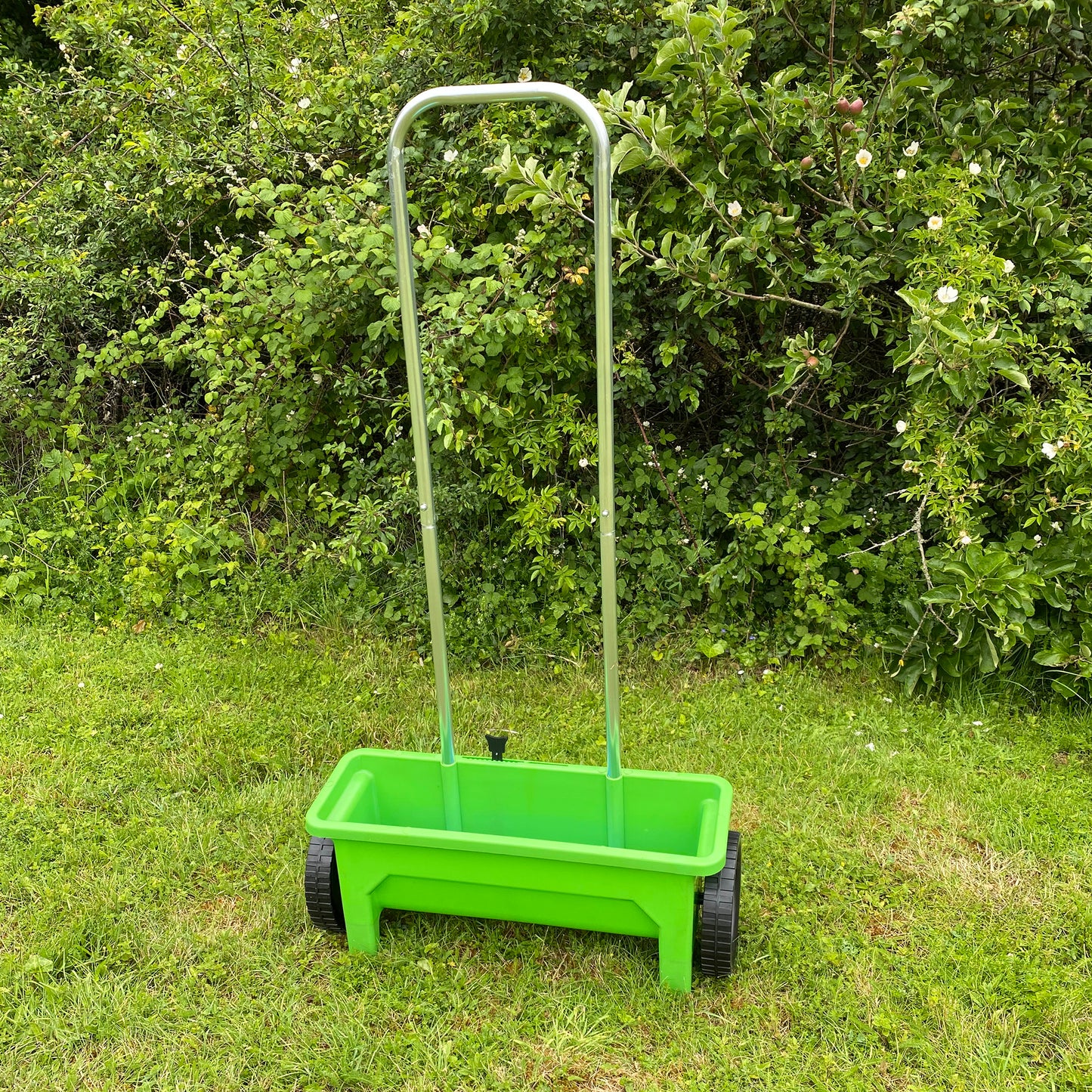 Lawn Garden Drop Spreader for Seed, Feed and Fertiliser (12 Litre Capacity)