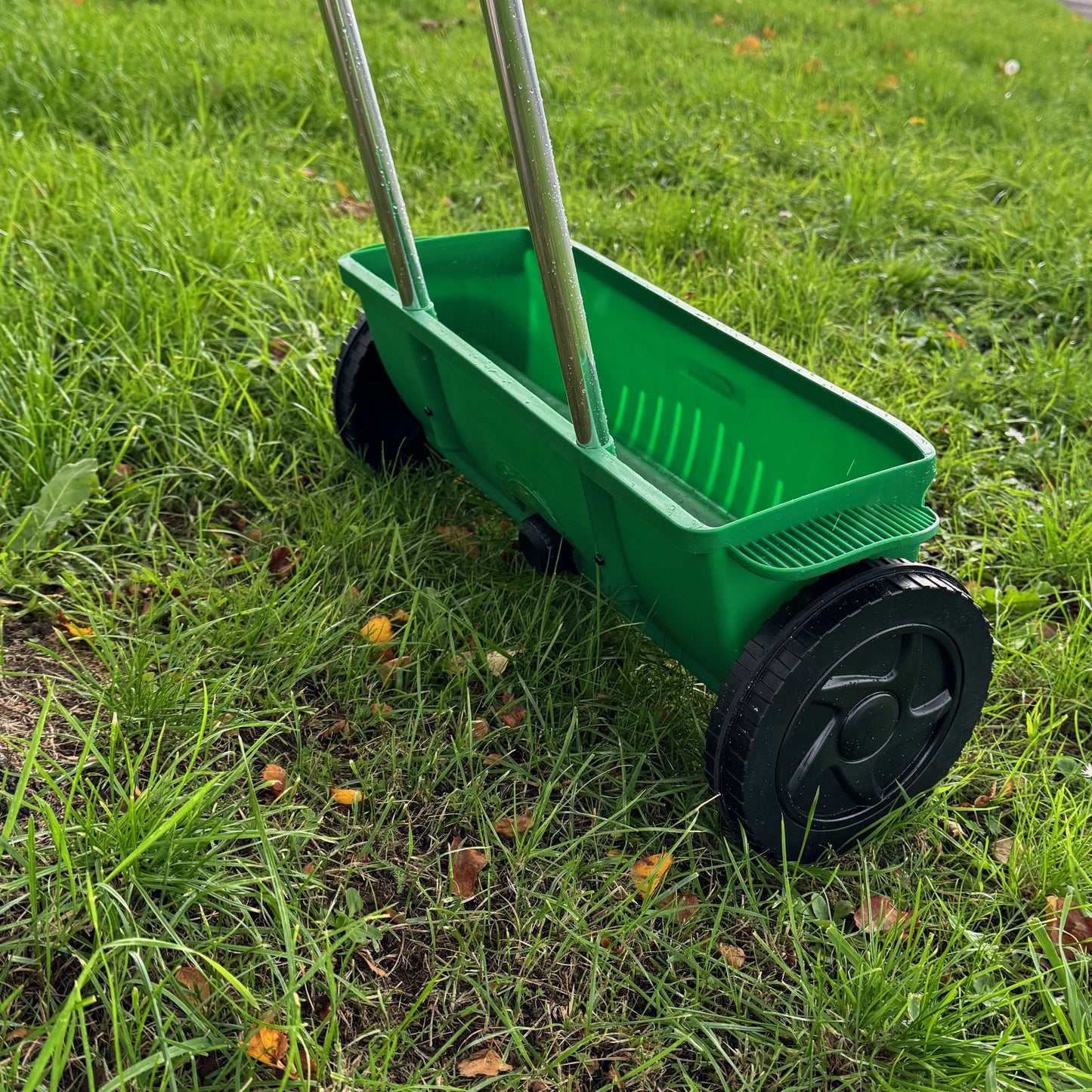 Lawn Garden Drop Spreader for Seed, Feed and Fertiliser (12 Litre Capacity)