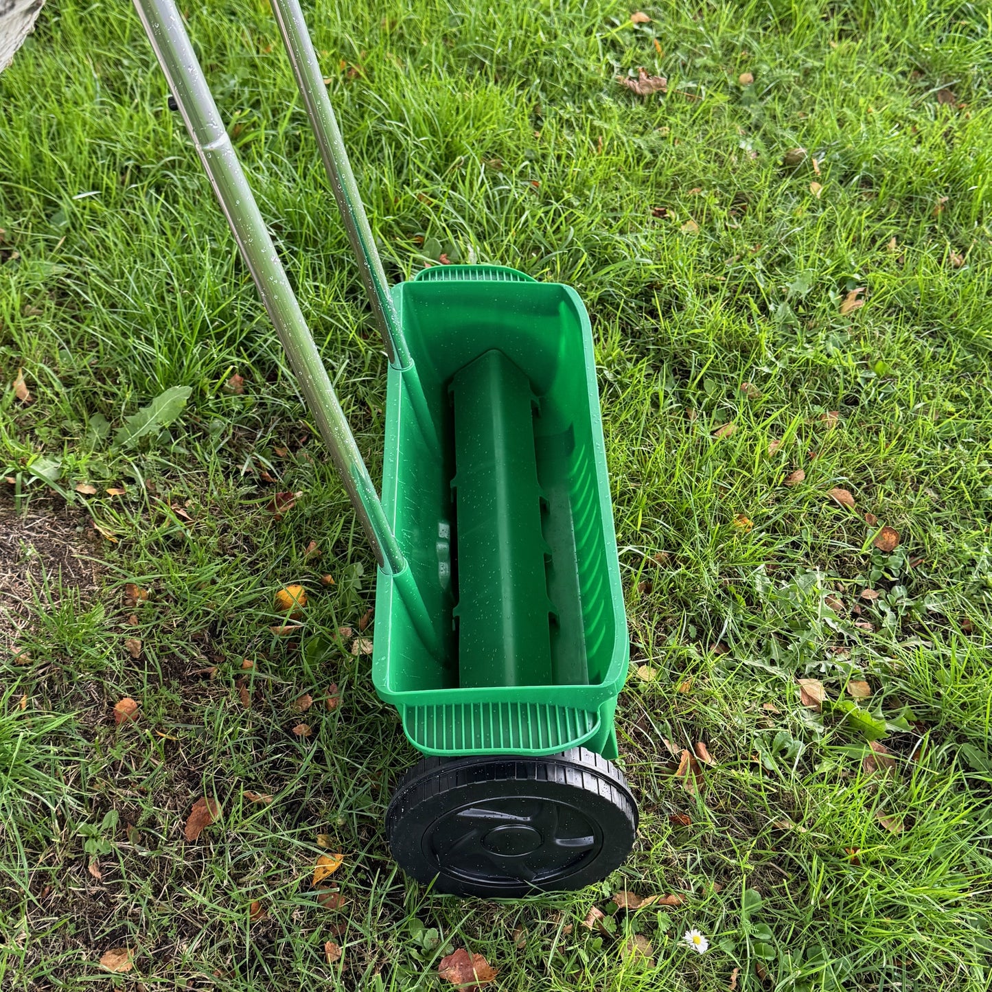 Lawn Garden Drop Spreader for Seed, Feed and Fertiliser (12 Litre Capacity)
