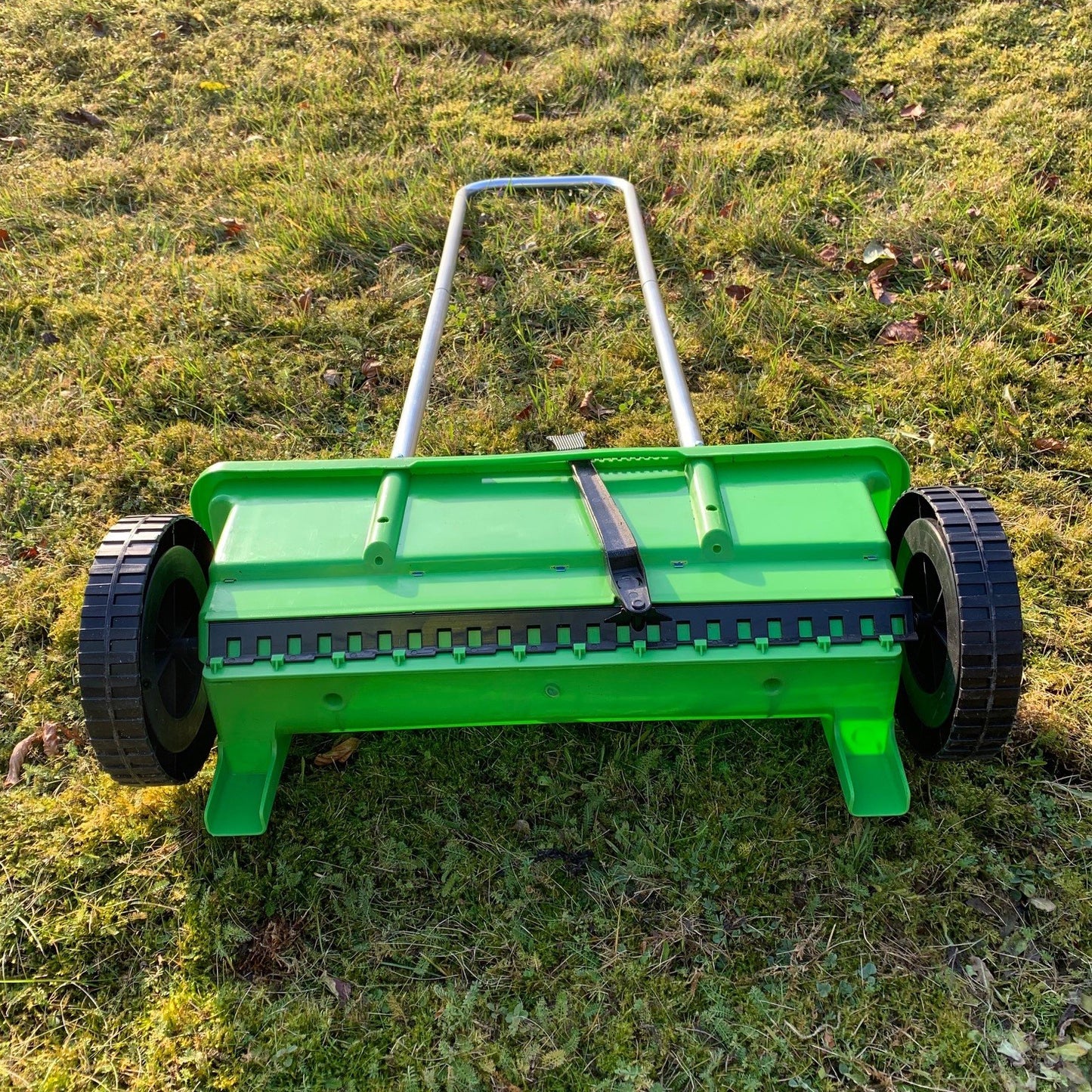 Lawn Garden Drop Spreader for Seed, Feed and Fertiliser (12 Litre Capacity)