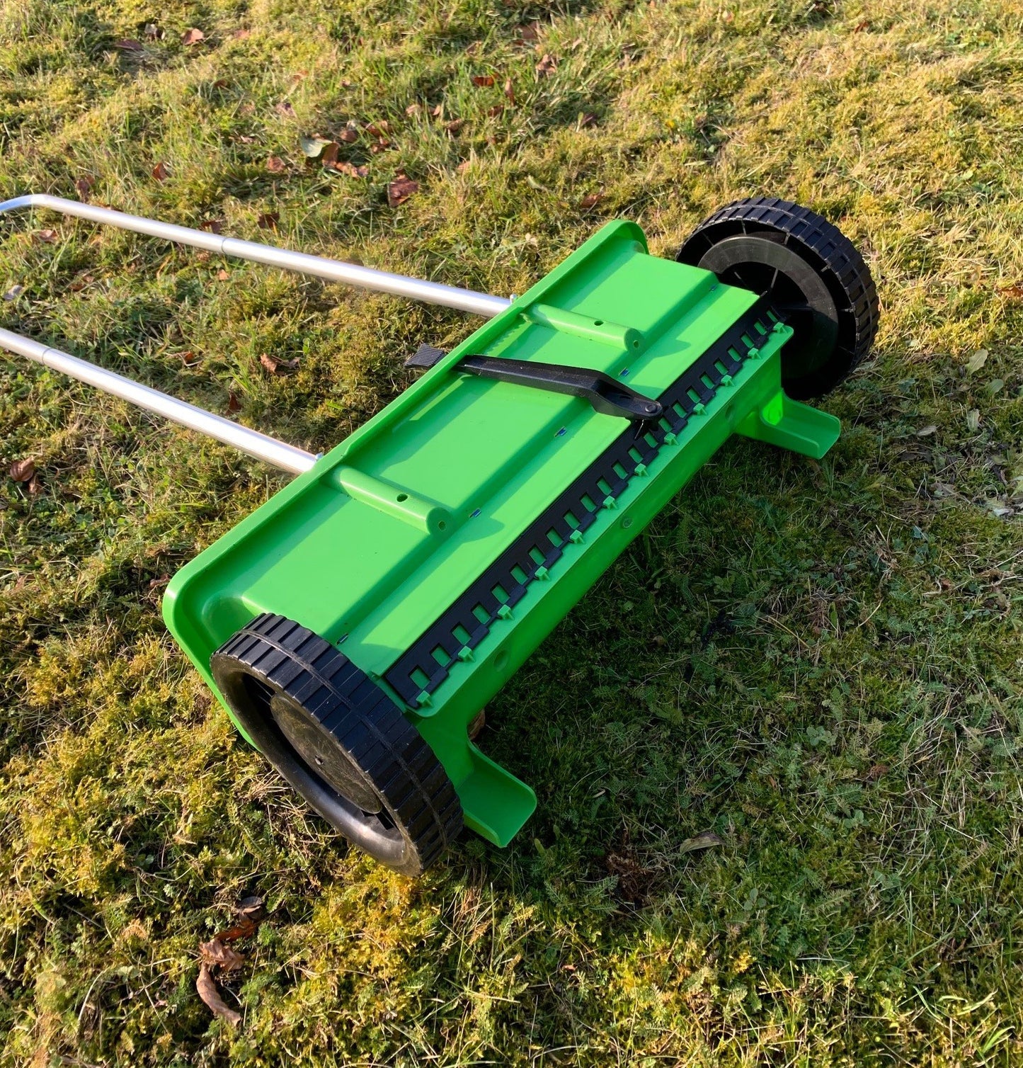 Lawn Garden Drop Spreader for Seed, Feed and Fertiliser (12 Litre Capacity)