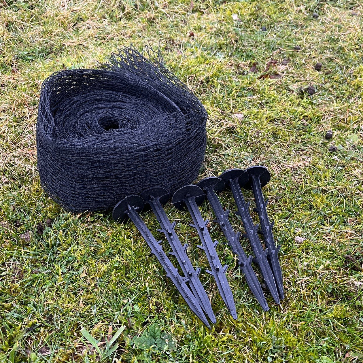 Protective Pond Netting Cover with 6 Pegs (3m x 2m)