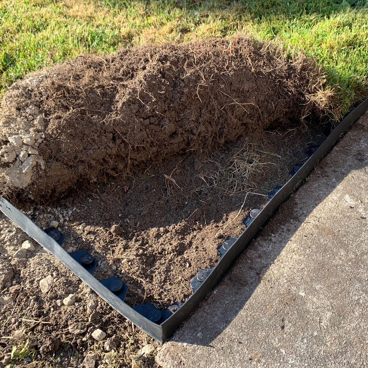 Flexible Black Plastic Garden Lawn Edging Roll with 40 Pegs (10m) - 4 Rolls