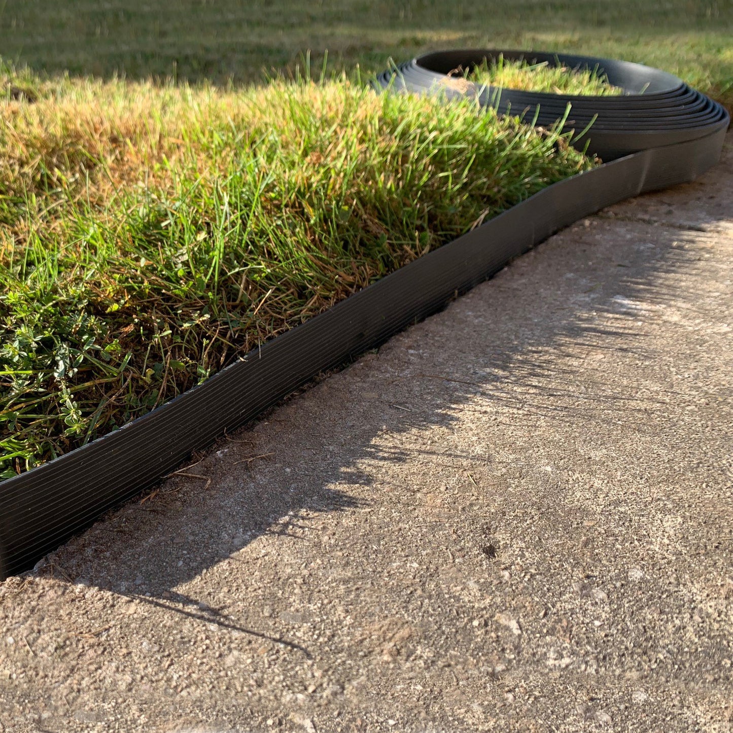 Flexible Plastic Garden Lawn Edging with 120 Pegs (30m)