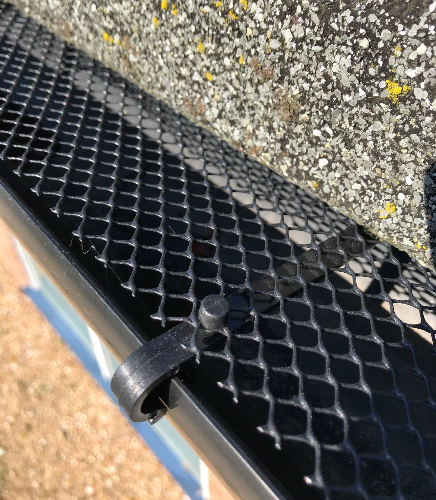 6m Gutter Mesh Netting Protection Guard with 15 Fixing Clips (1 Roll)