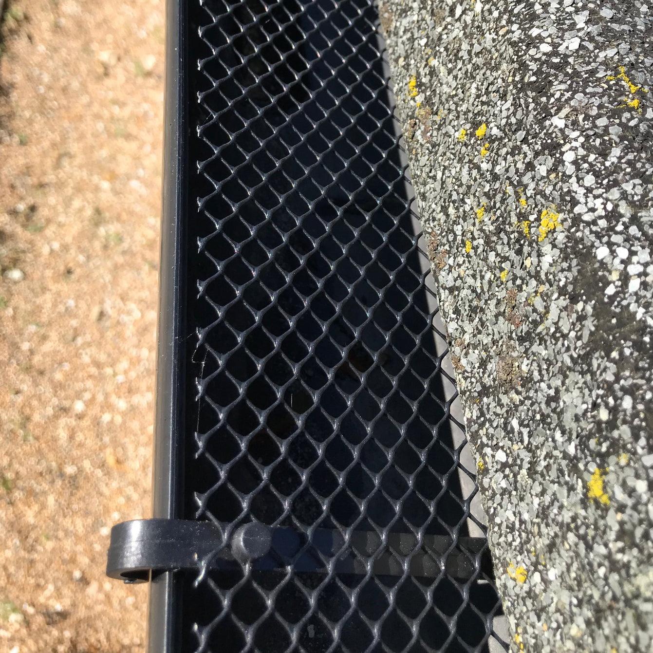 6m Gutter Mesh Netting Protection Guard with 15 Fixing Clips (1 Roll)