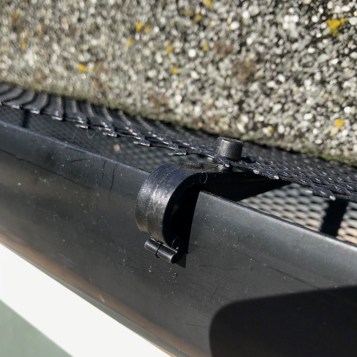 6m Gutter Mesh Netting Protection Guard with 15 Fixing Clips (1 Roll)