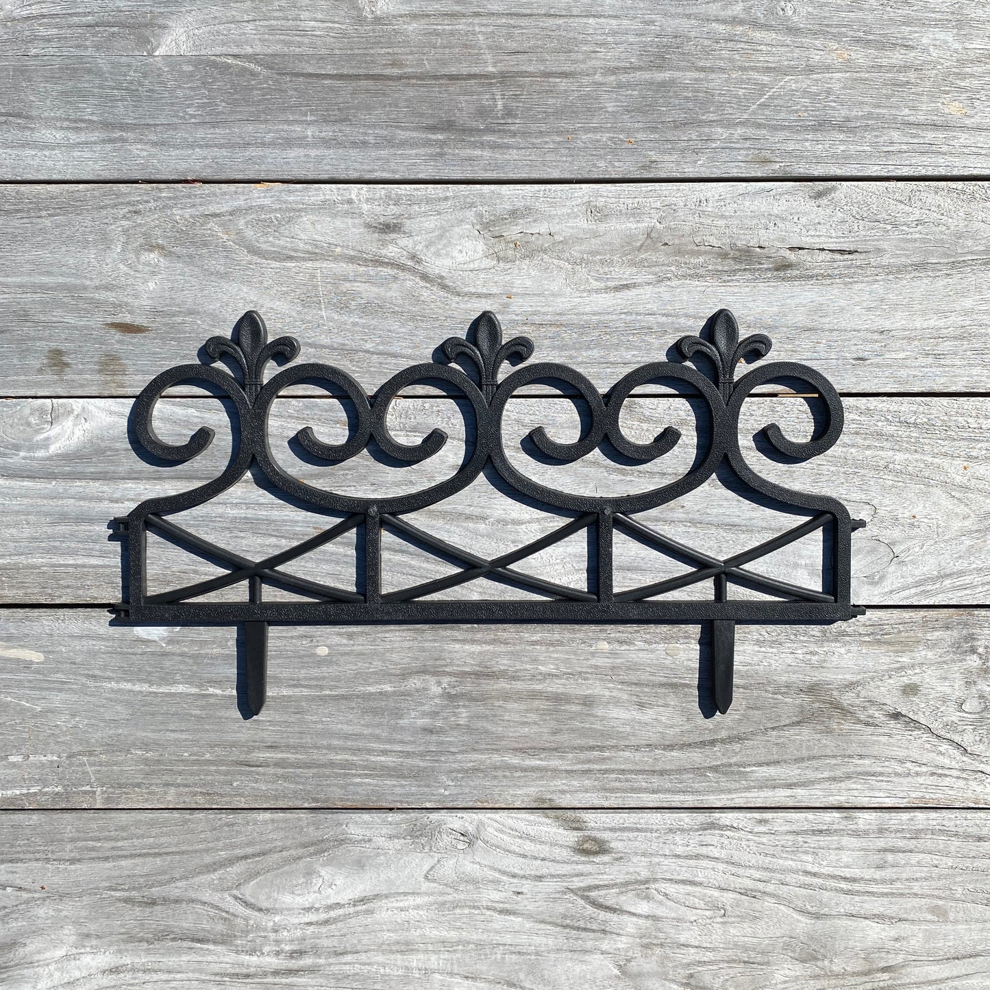 Fleur de Lys Black Plastic Lawn Edging  (60cm x 32cm) - 5 Panels