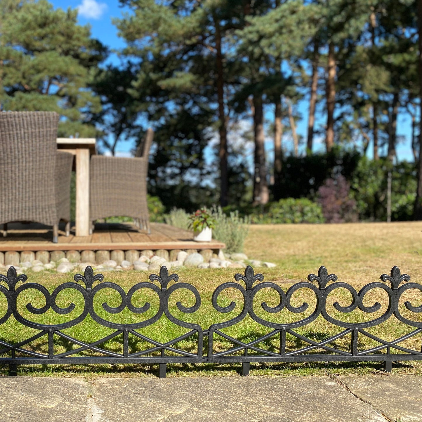 Fleur de Lys Black Plastic Lawn Edging  (60cm x 32cm) - 5 Panels