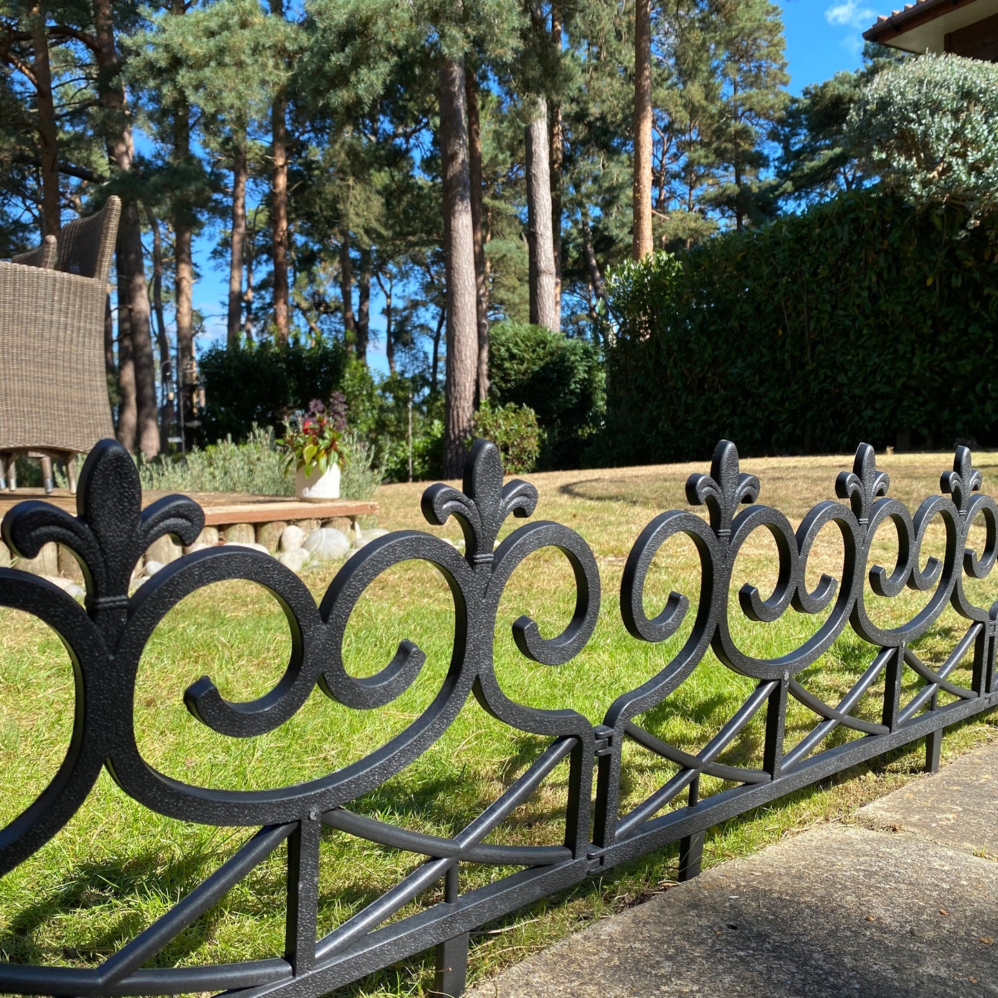 Fleur de Lys Black Plastic Lawn Edging  (60cm x 32cm) - 5 Panels