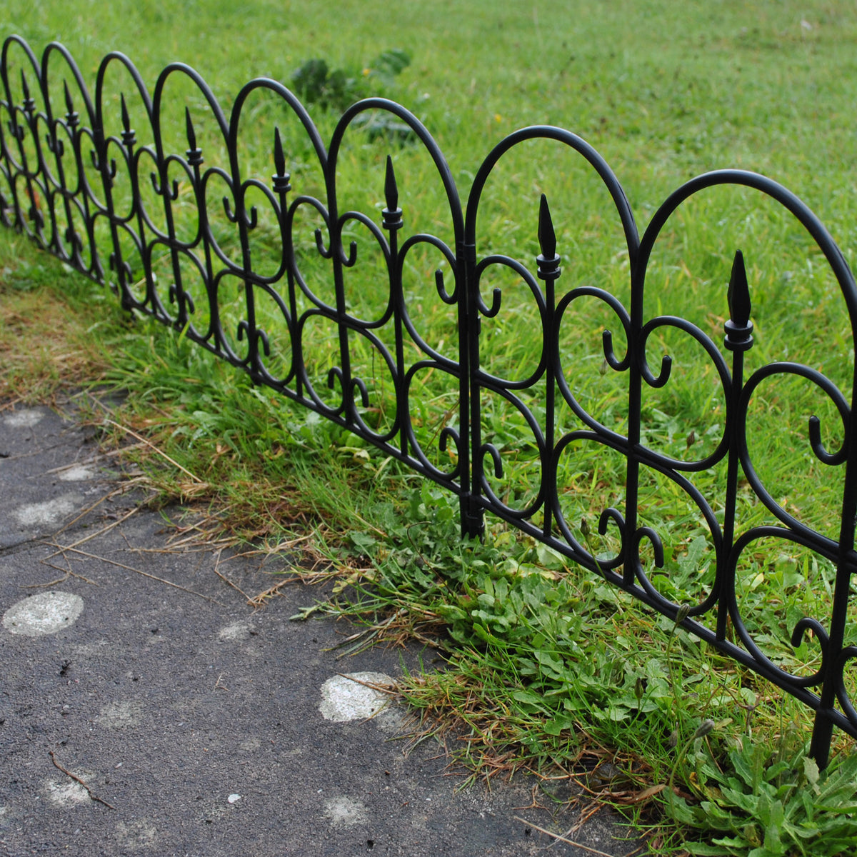 Hampton Black Plastic Garden Lawn Edging (59cm x 32cm) - 5 Panels