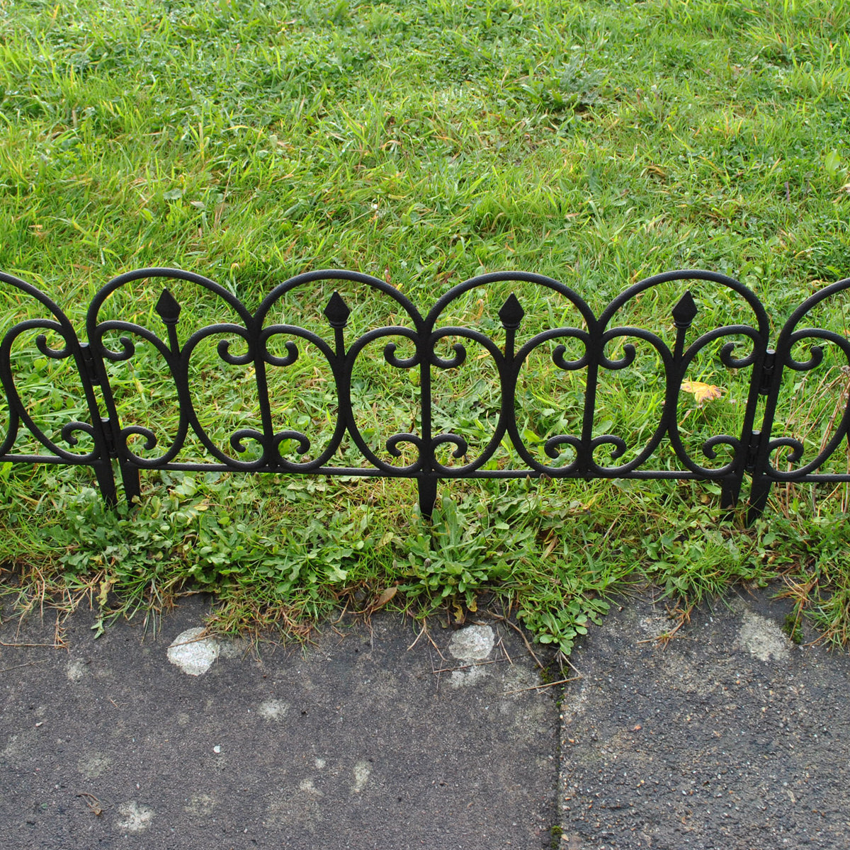 Kew Black Plastic Lawn (60.5cm x 32.5cm) - 10 Panels