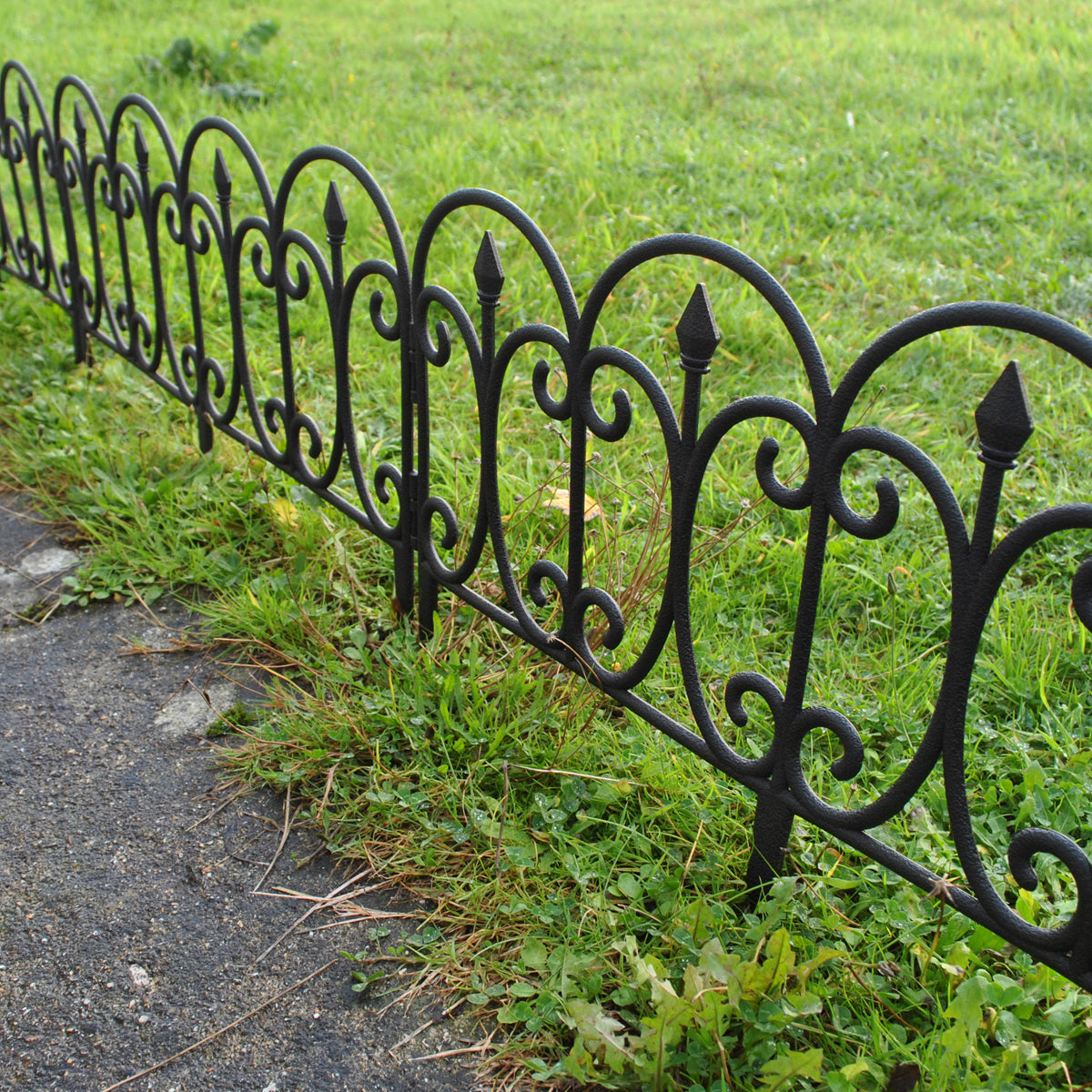 Kew Black Plastic Lawn (60.5cm x 32.5cm) - 10 Panels
