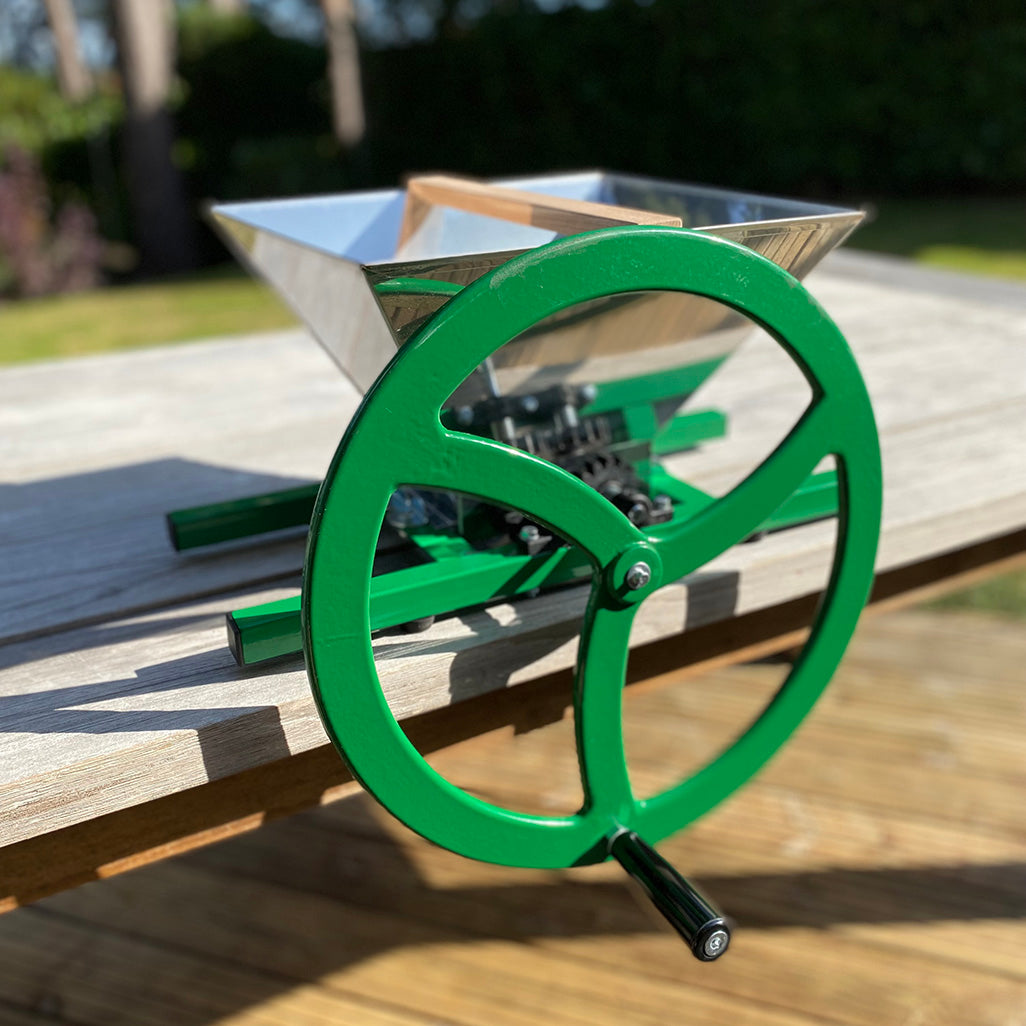 Manual Apple Scratter Pulper Pomace and Traditional Fruit and Apple Press (18 Litre) with Straining Bag