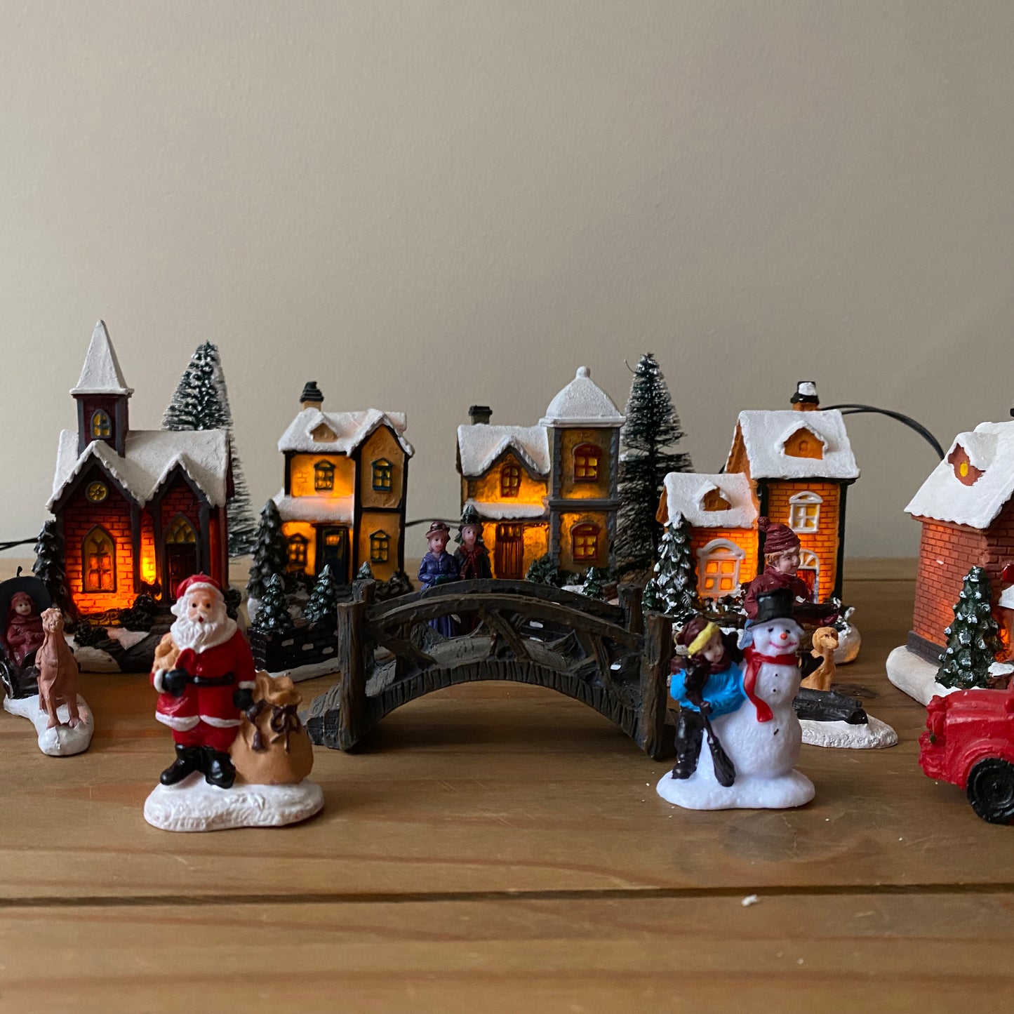 24 Piece Christmas Village Scene For Windowsills Or Mantelpieces