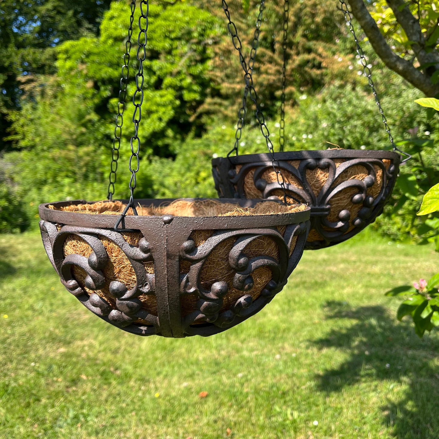 Set of 2 Cast Iron Garden Hanging Basket Planters (25.5cm)