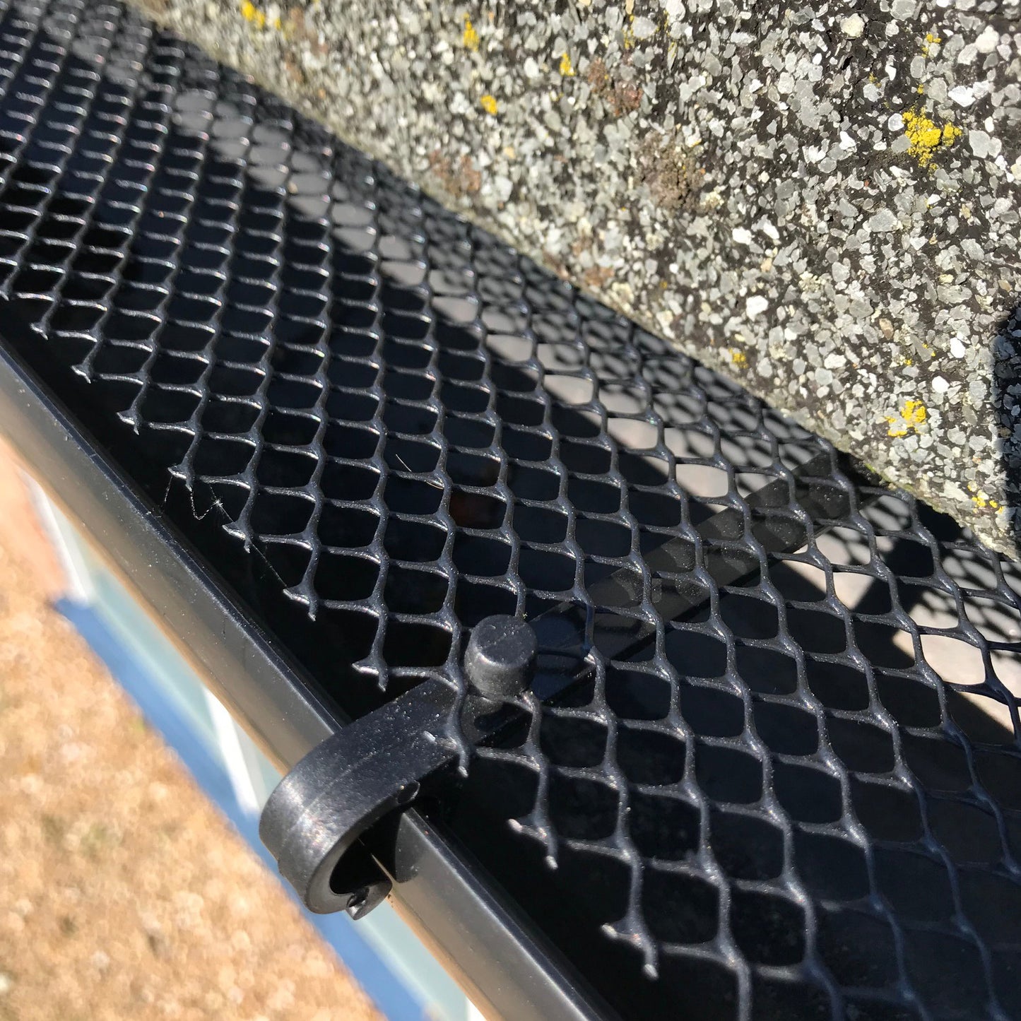 6m Gutter Mesh Netting Protection Guard with 15 Fixing Clips (1 Roll)
