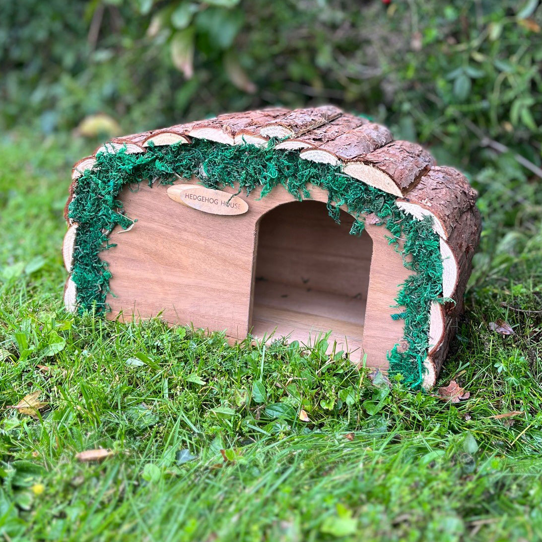 Wooden Hedgehog House With Ceramic Food & Water Dish Set & Nesting Straw