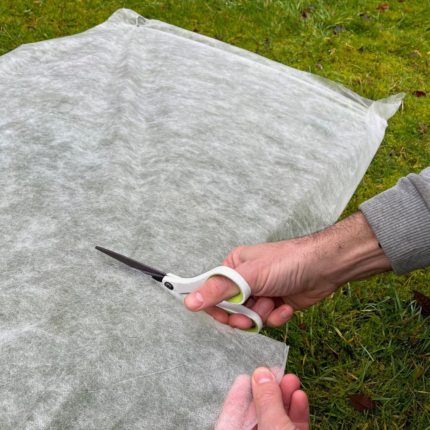 Set of 2 Fleece Garden Plant Frost Protection Sheets 2m x 20m + 10 Metal Pegs (20g/sqm)