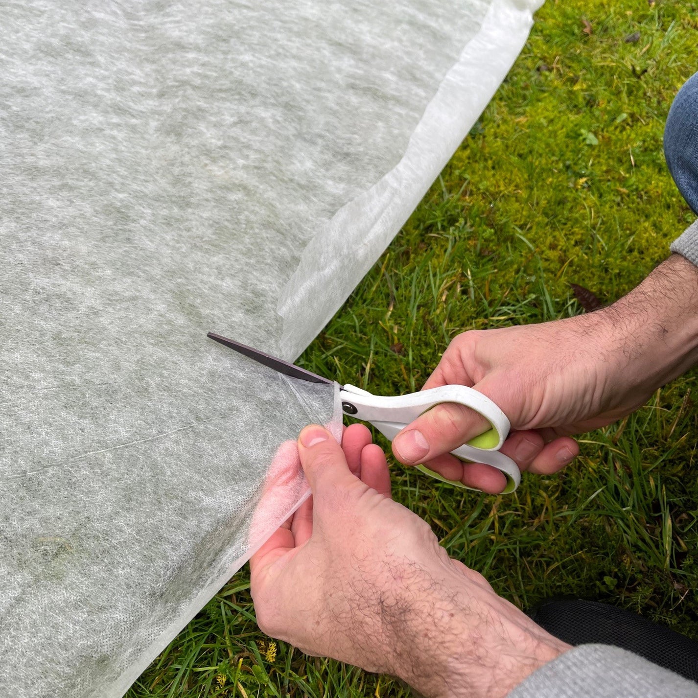 Fleece Garden Plant Frost Protection Sheet 2m x 20m + 10 Metal Pegs (2