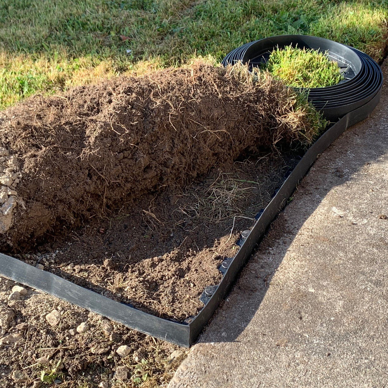 Flexible Plastic Garden Edging with 80 Pegs (20m)