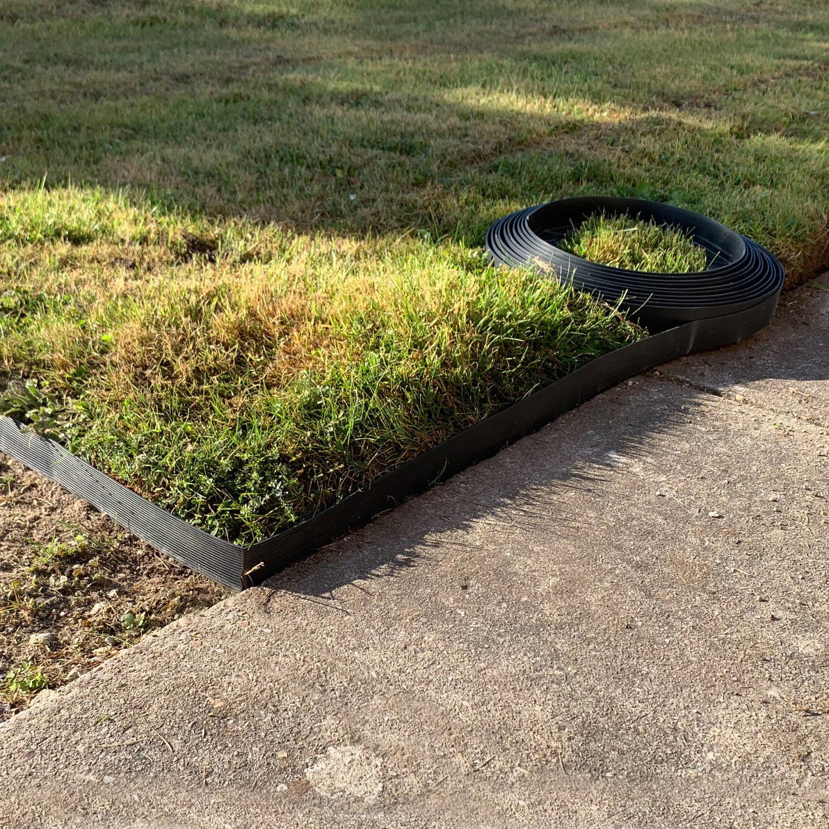 Flexible Plastic Garden Lawn Edging Roll 40 Pegs 4 Rolls