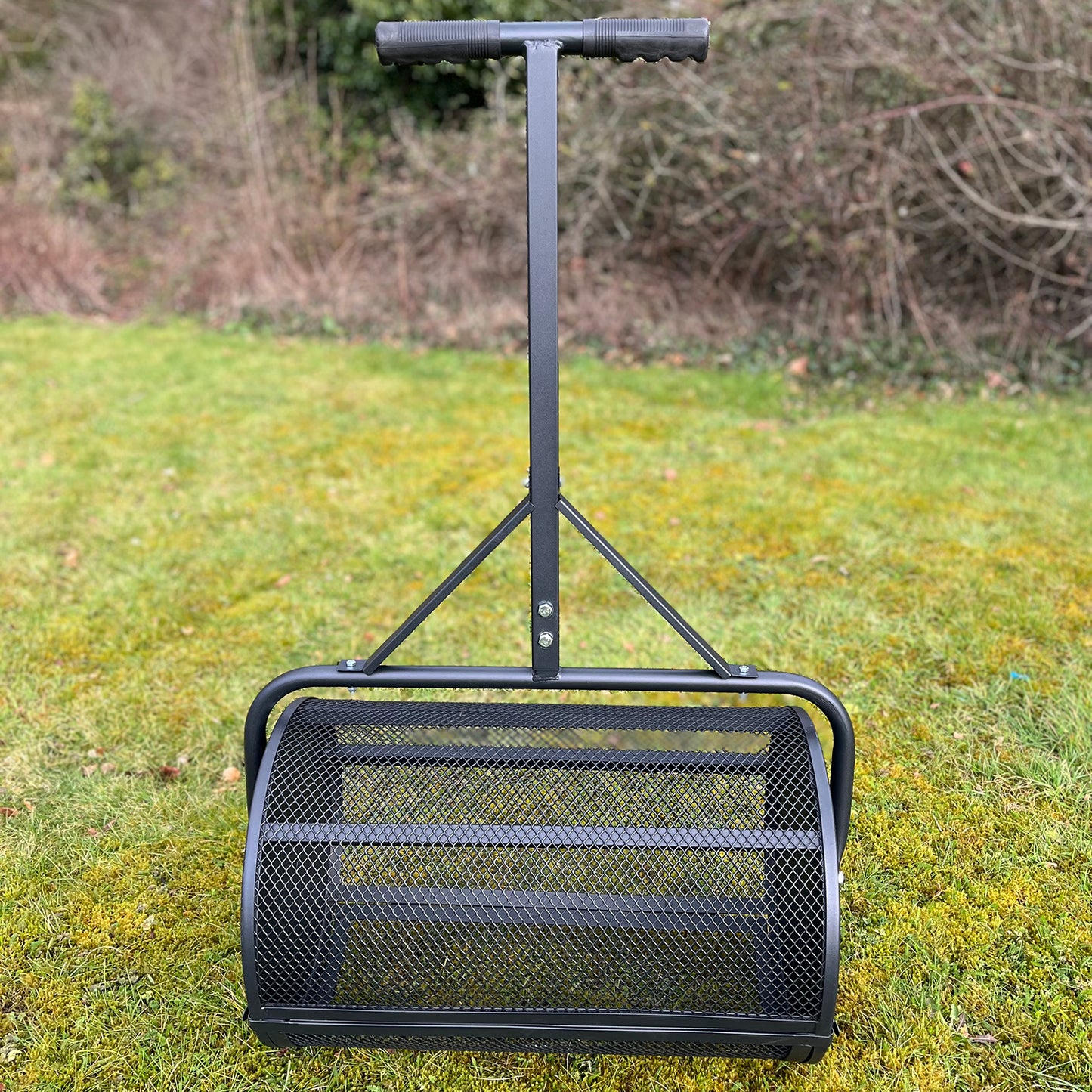 Rolling Garden Lawn Compost Spreader (70 Litre Capacity)