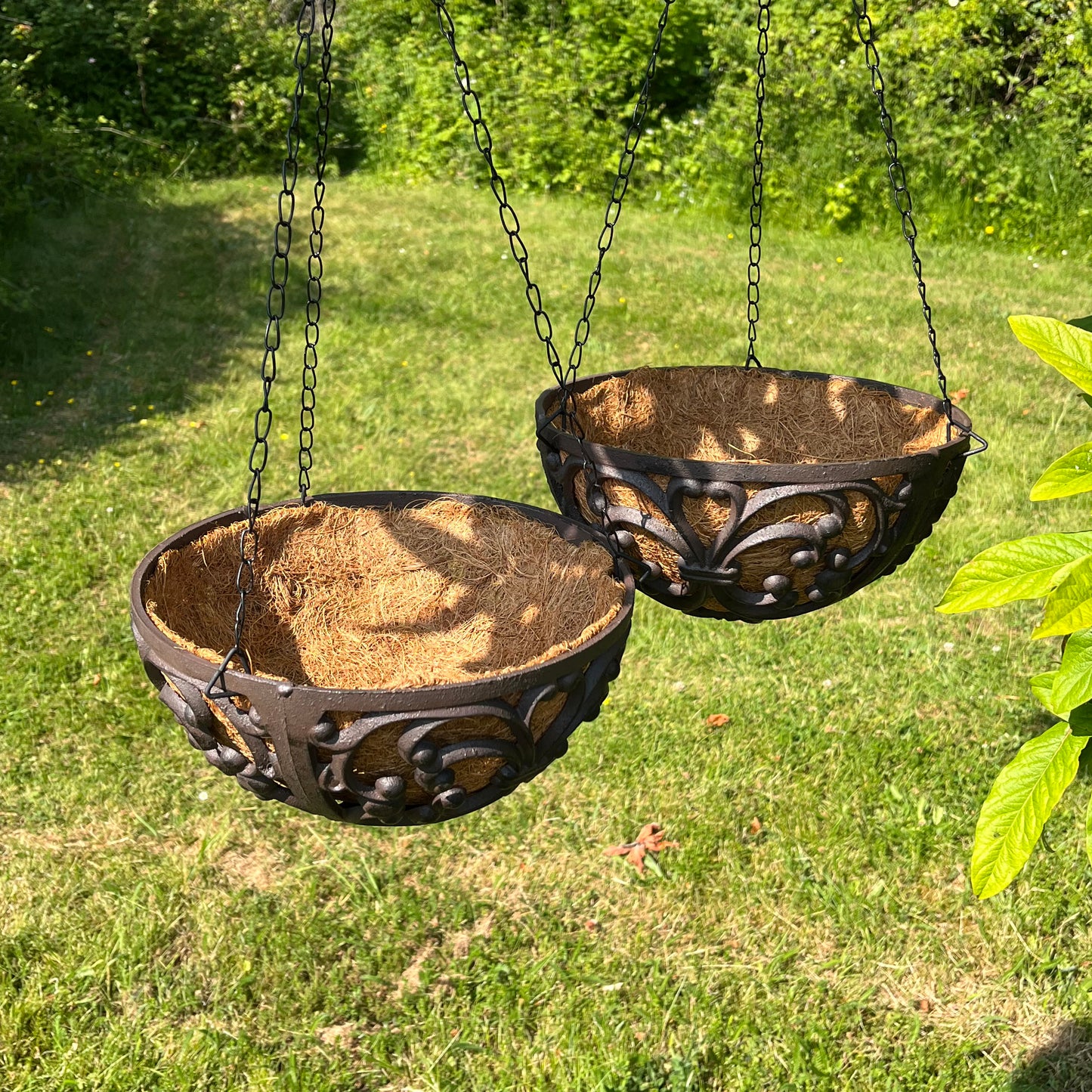 Set of 2 Cast Iron Garden Hanging Basket Planters (25.5cm)