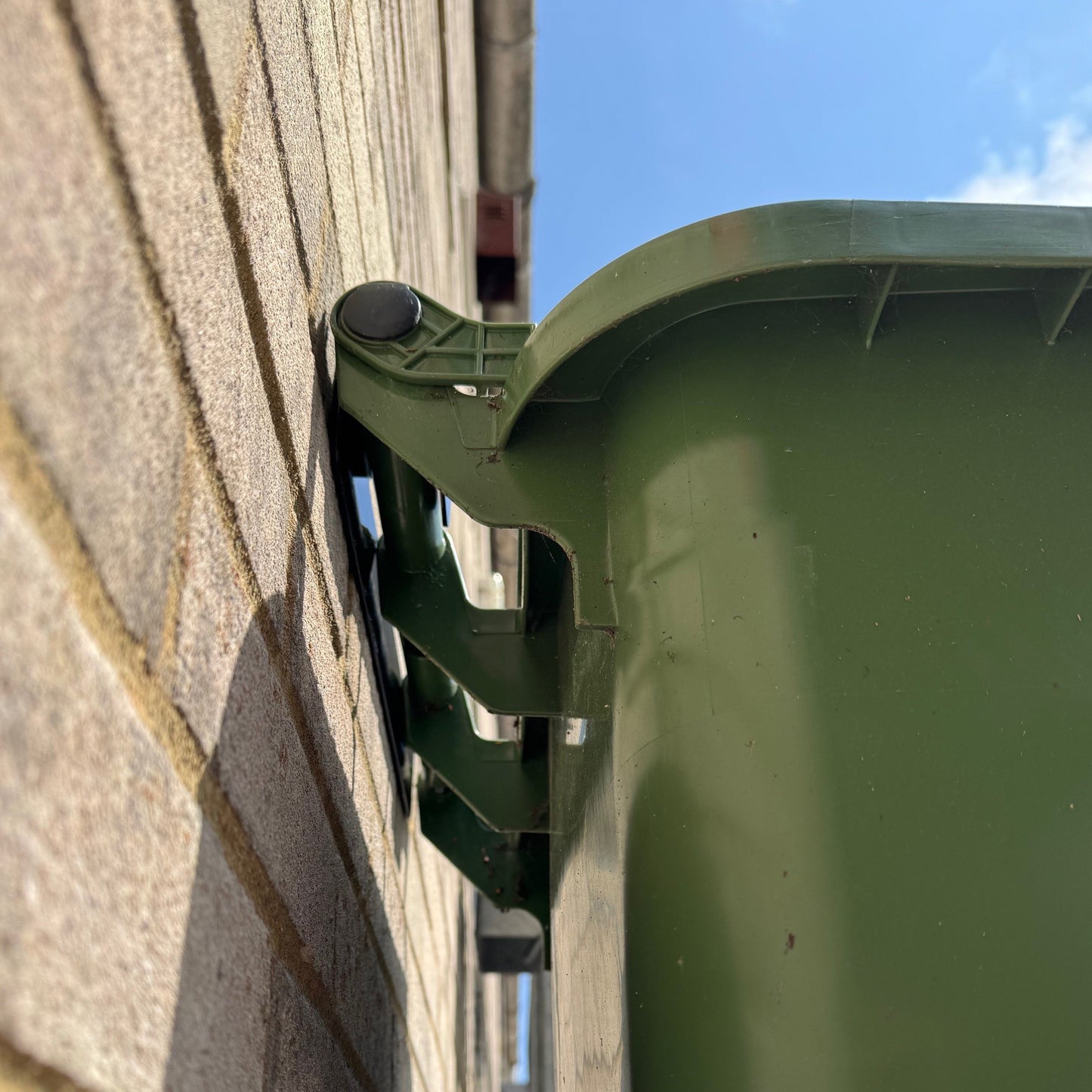 Wheelie Bin Metal Wall Bracket